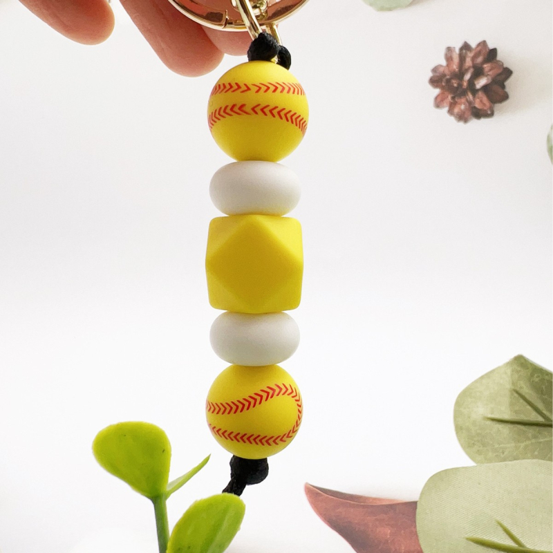 Sportos stílusú kulcstartó szilikon gyöngyökkel és hátizsák csatolható kivitel – modell K-1060