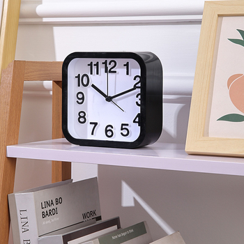 Будилник за ученици — тих в спалнята, настолен квадратен часовник с прост минималистичен дизайн, аналогов дисплей, батерийно захранване, движение с прескачане на секундата