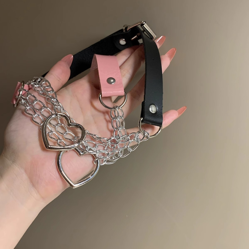 Szív alakú chokert műbőrből, ötvözet medállal és kulcscsont-lánccal, 20 g