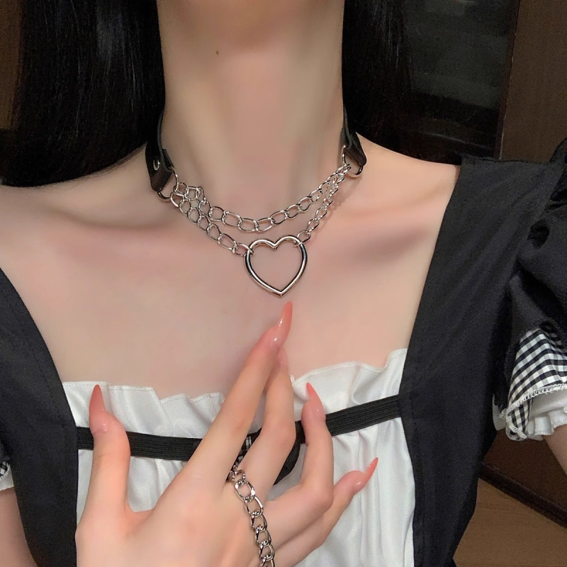 Szív alakú chokert műbőrből, ötvözet medállal és kulcscsont-lánccal, 20 g