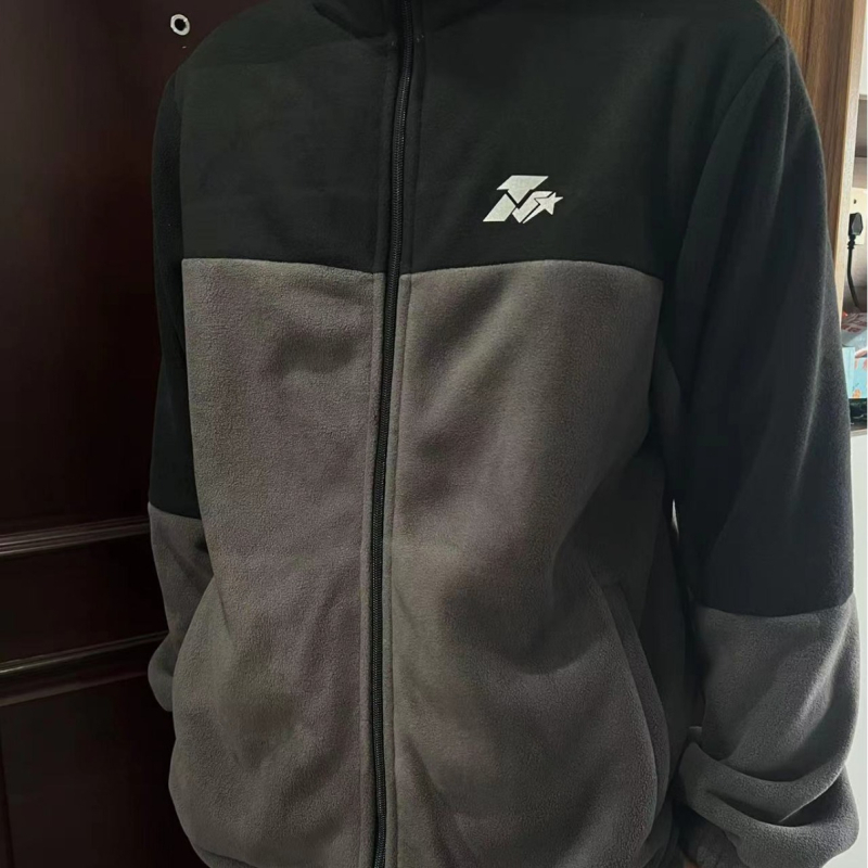 Unisex flis jakna s visokim ovratnikom, kardiganski stil s kontrastnim bojama, koralno velur tkanina i podstava, za zimu i jesen