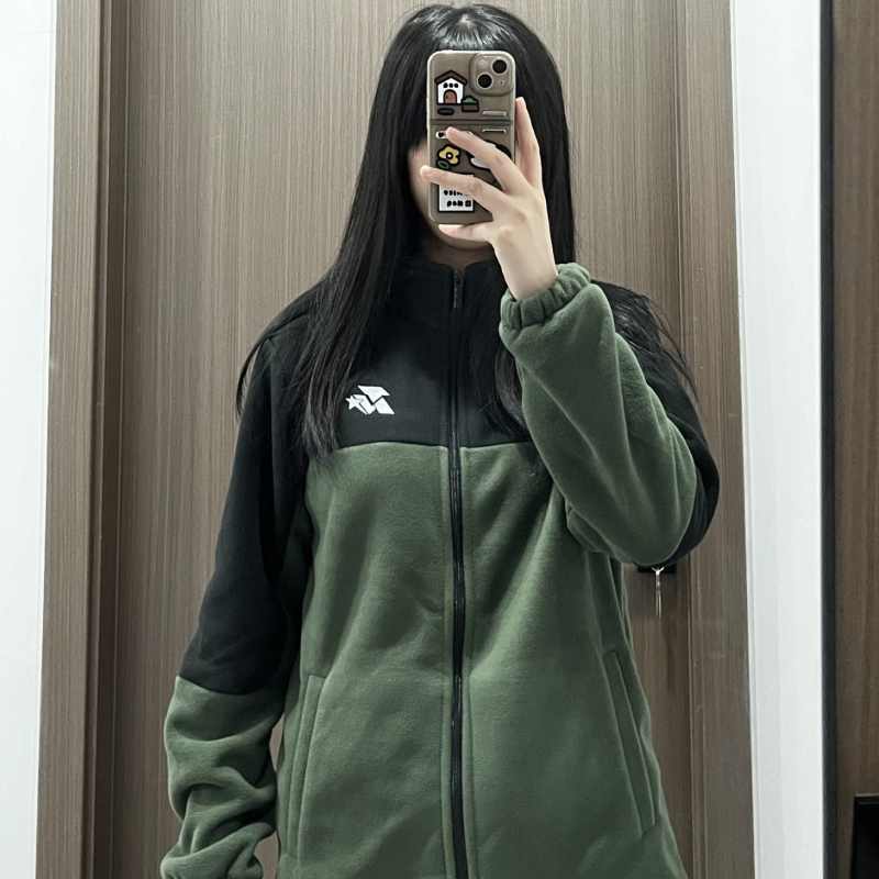 Unisex flis jakna s visokim ovratnikom, kardiganski stil s kontrastnim bojama, koralno velur tkanina i podstava, za zimu i jesen