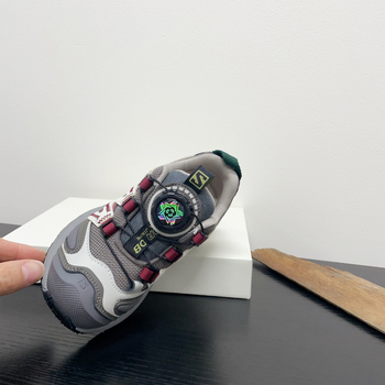 Gyerekeknek szóló fűzős sportcipő blokk mintával, ultrafiber felsőrész, gumírozott talp, forgó fűzőkkel, uniszex, 4–16 évesek, tavasz