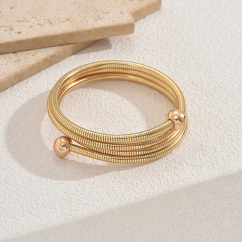 Гривна за ръка от стоманена тел с три слоя навиване и геометрични мъниста