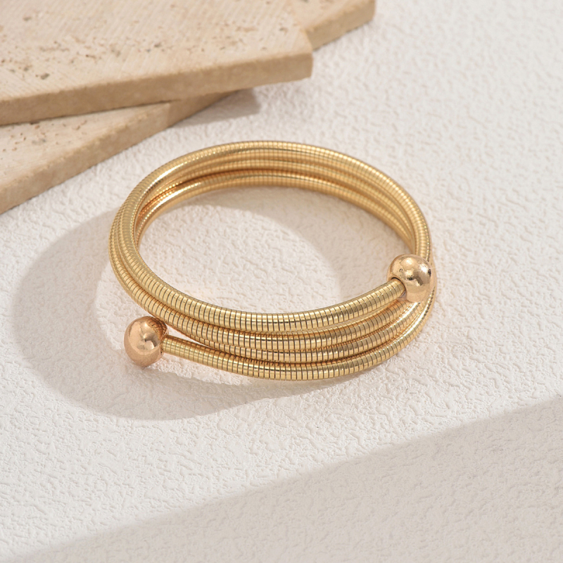 Гривна за ръка от стоманена тел с три слоя навиване и геометрични мъниста