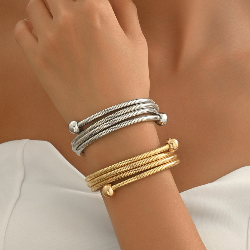 Гривна за ръка от стоманена тел с три слоя навиване и геометрични мъниста