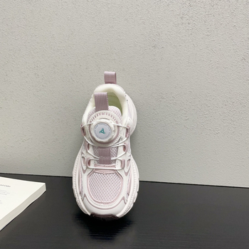 Gyerekeknek készült sportcipő forgó gombos záródással, lélegző felsőrész szuper rostból, gumírozott talp, színes dizájn, tavasz 2026