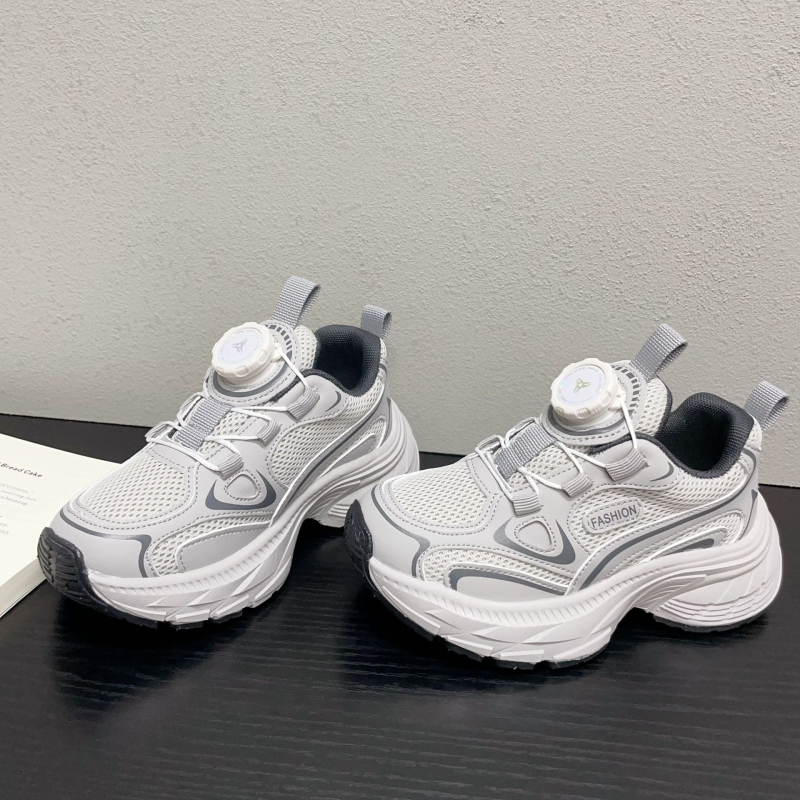 Gyerekeknek készült sportcipő forgó gombos záródással, lélegző felsőrész szuper rostból, gumírozott talp, színes dizájn, tavasz 2026