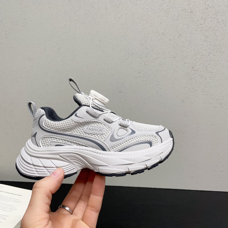 Gyerekeknek készült sportcipő forgó gombos záródással, lélegző felsőrész szuper rostból, gumírozott talp, színes dizájn, tavasz 2026