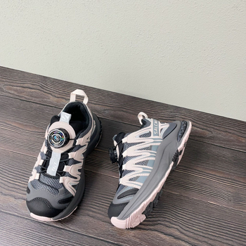 Gyerekeknek készült sportcipő forgó gombokkal és színben egyeztetett mintával - felsőrész: szuper rost; talp: gumi; záródás: forgó gomb; korosztály: 4–16 év