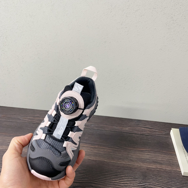 Gyerekeknek készült sportcipő forgó gombokkal és színben egyeztetett mintával - felsőrész: szuper rost; talp: gumi; záródás: forgó gomb; korosztály: 4–16 év