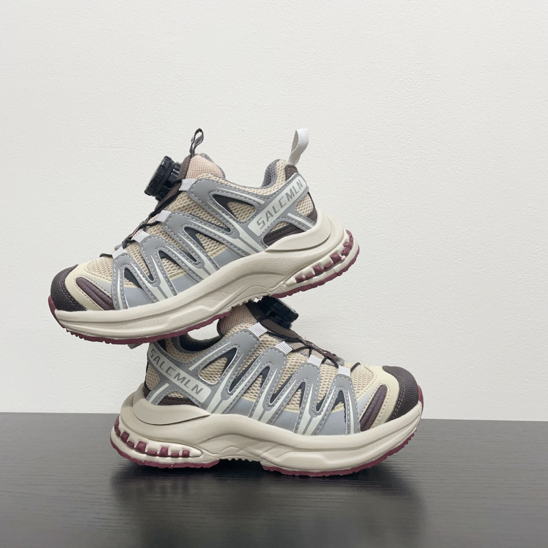 Gyerekeknek készült sportcipő forgó gombokkal és színben egyeztetett mintával - felsőrész: szuper rost; talp: gumi; záródás: forgó gomb; korosztály: 4–16 év