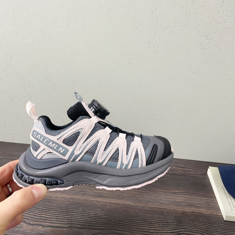 Gyerekeknek készült sportcipő forgó gombokkal és színben egyeztetett mintával - felsőrész: szuper rost; talp: gumi; záródás: forgó gomb; korosztály: 4–16 év