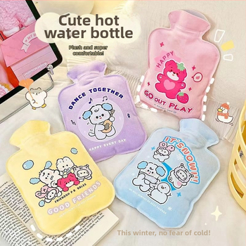 Vízbe töltött melegítő tasak plüss borítással; testre használható, hordozható, levehető és mosható; Anyag: PVC nagy sűrűségű; Melegítési mód: víz feltöltése; Meleg és hideg használat