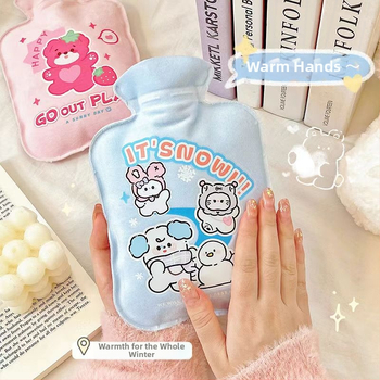 Vízbe töltött melegítő tasak plüss borítással; testre használható, hordozható, levehető és mosható; Anyag: PVC nagy sűrűségű; Melegítési mód: víz feltöltése; Meleg és hideg használat