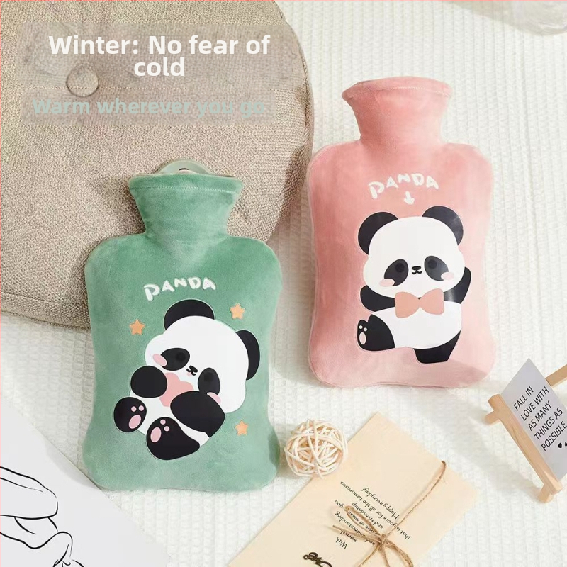 Vízbe töltött melegítő tasak plüss borítással; testre használható, hordozható, levehető és mosható; Anyag: PVC nagy sűrűségű; Melegítési mód: víz feltöltése; Meleg és hideg használat