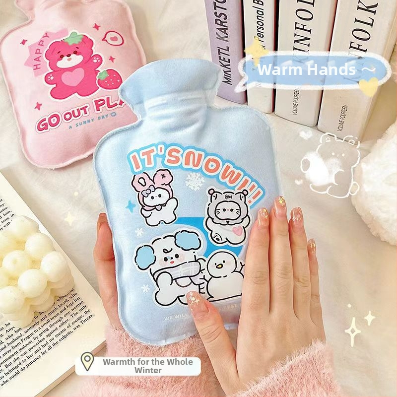 Vízbe töltött melegítő tasak plüss borítással; testre használható, hordozható, levehető és mosható; Anyag: PVC nagy sűrűségű; Melegítési mód: víz feltöltése; Meleg és hideg használat