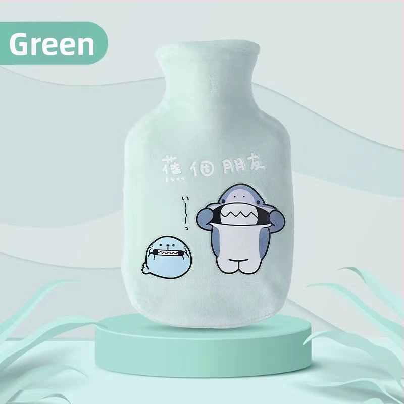 Vízbe töltött melegítő tasak plüss borítással; testre használható, hordozható, levehető és mosható; Anyag: PVC nagy sűrűségű; Melegítési mód: víz feltöltése; Meleg és hideg használat