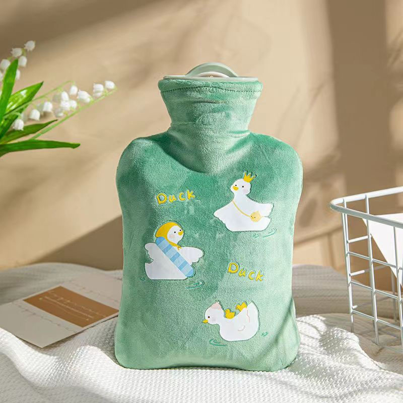 Vízbe töltött melegítő tasak plüss borítással; testre használható, hordozható, levehető és mosható; Anyag: PVC nagy sűrűségű; Melegítési mód: víz feltöltése; Meleg és hideg használat