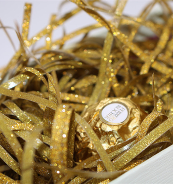 Подаръчна кутия от рафия с блестящ филм | Опаковка: PP пакет | Подходяща за подарък за рождени дни и сватби