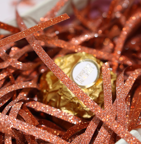 Подаръчна кутия от рафия с блестящ филм | Опаковка: PP пакет | Подходяща за подарък за рождени дни и сватби