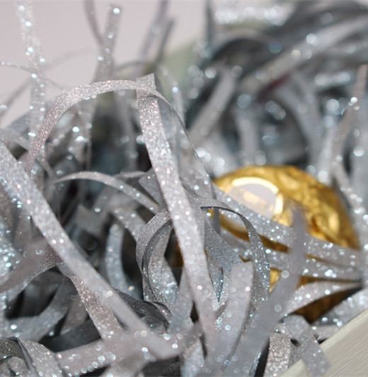 Подаръчна кутия от рафия с блестящ филм | Опаковка: PP пакет | Подходяща за подарък за рождени дни и сватби