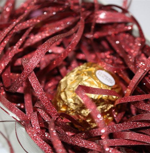 Подаръчна кутия от рафия с блестящ филм | Опаковка: PP пакет | Подходяща за подарък за рождени дни и сватби