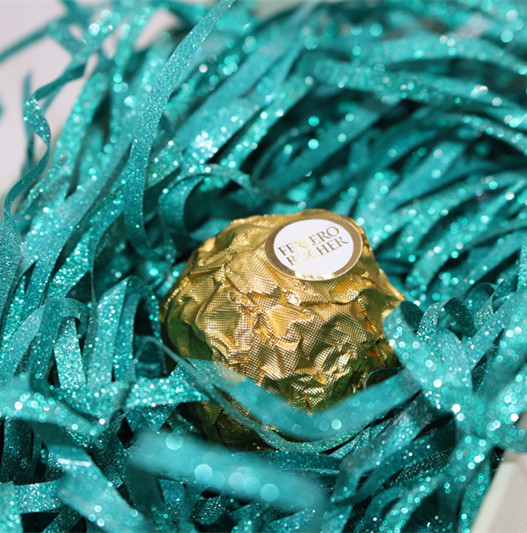 Подаръчна кутия от рафия с блестящ филм | Опаковка: PP пакет | Подходяща за подарък за рождени дни и сватби