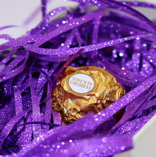 Подаръчна кутия от рафия с блестящ филм | Опаковка: PP пакет | Подходяща за подарък за рождени дни и сватби