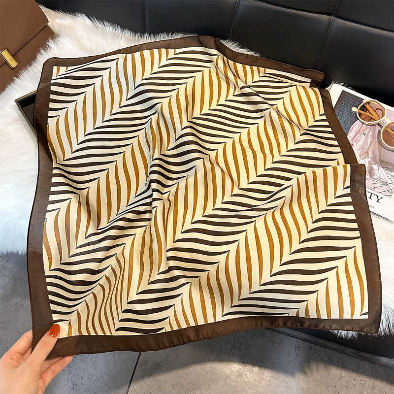 Квадратно шалче – полиестер, проста оплетка, принт; Зима 2025, елегантно и универсално