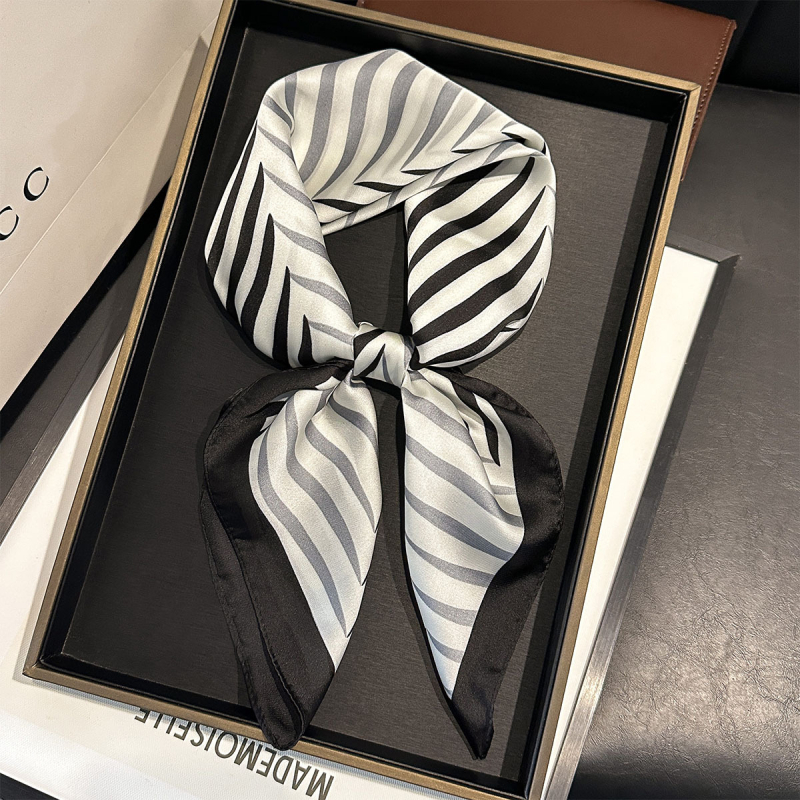 Квадратно шалче – полиестер, проста оплетка, принт; Зима 2025, елегантно и универсално