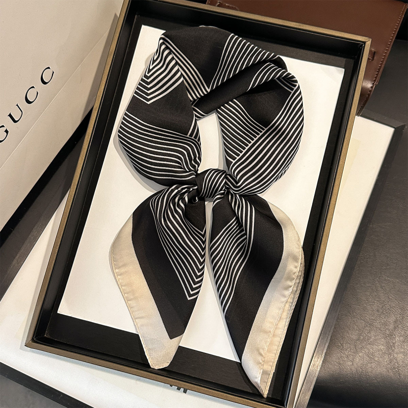 Квадратно шалче – полиестер, проста оплетка, принт; Зима 2025, елегантно и универсално