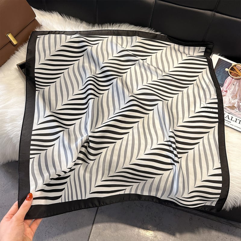 Квадратно шалче – полиестер, проста оплетка, принт; Зима 2025, елегантно и универсално