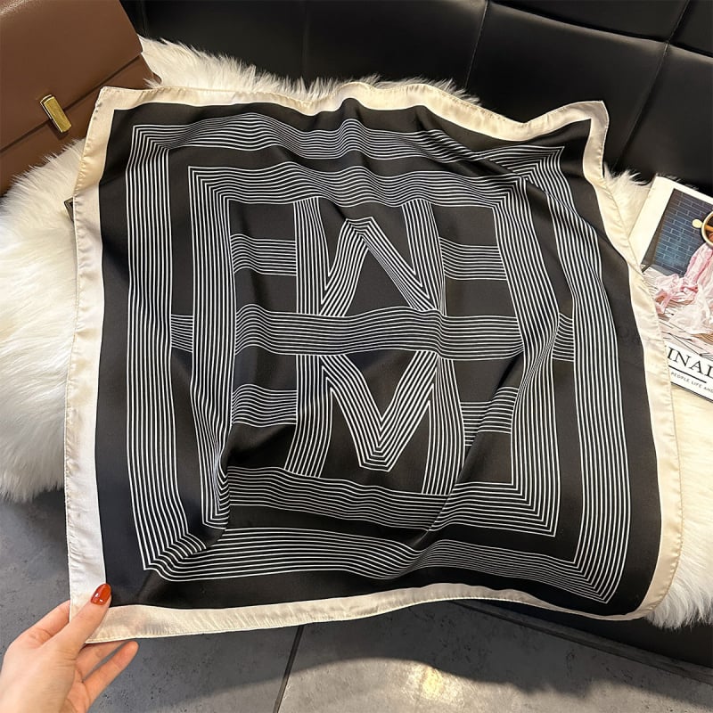 Квадратно шалче – полиестер, проста оплетка, принт; Зима 2025, елегантно и универсално