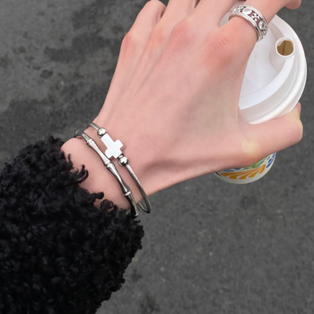 Kereszt alakú rozsdamentes acél karkötő — uniszex, koreai stílus, polírozott geometriai dizájn, sportos megjelenés