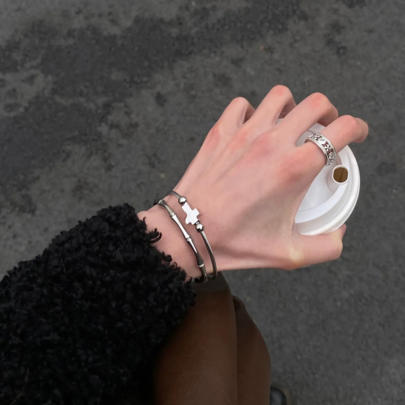 Kereszt alakú rozsdamentes acél karkötő — uniszex, koreai stílus, polírozott geometriai dizájn, sportos megjelenés