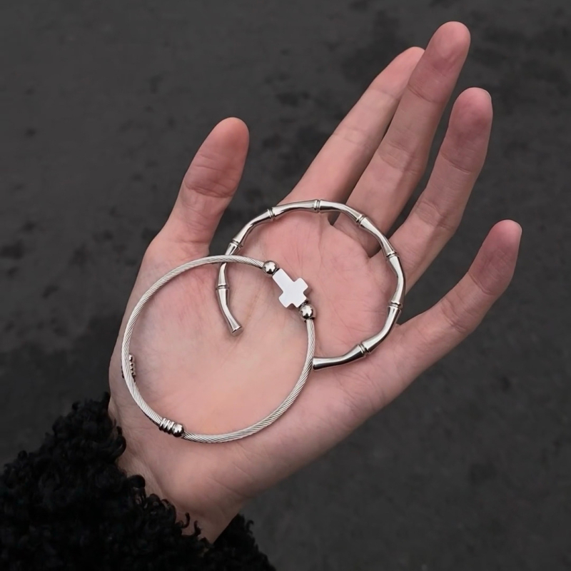 Kereszt alakú rozsdamentes acél karkötő — uniszex, koreai stílus, polírozott geometriai dizájn, sportos megjelenés