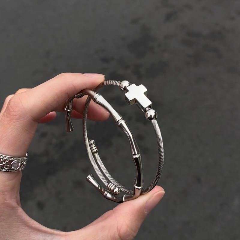 Kereszt alakú rozsdamentes acél karkötő — uniszex, koreai stílus, polírozott geometriai dizájn, sportos megjelenés