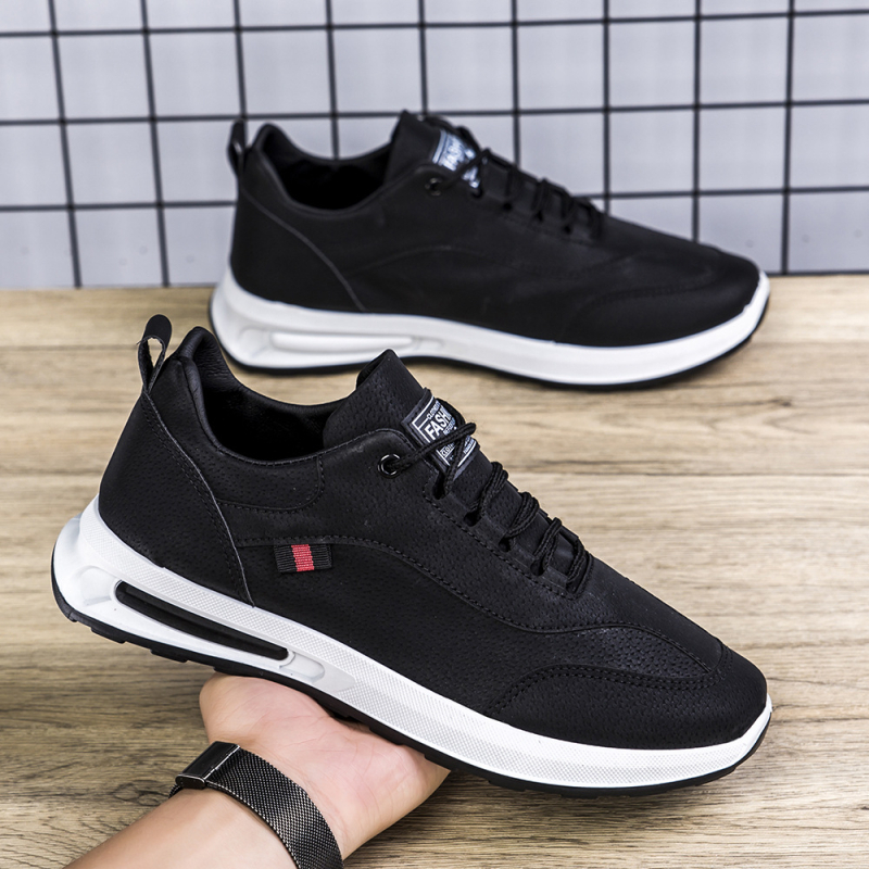 Muške sportske casual tenisice; gornji dio od sintetičke kože; plastična potplat; vezanje šnalama; niski peta 1–3 cm