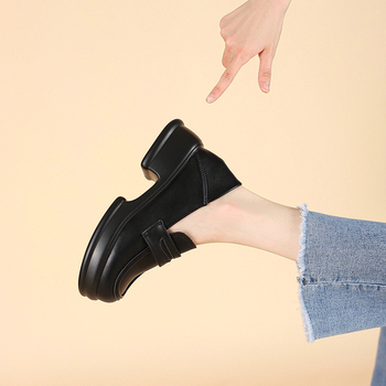 Πλατφορμ loafers με στρογγυλό нос, επάνω μέρος από γνήσιο δέρμα, επένδυση από δέρμα, καουτσούκ σόλα, μεσαίου ύψους χοντρός τετράγωνος τακούνι 3-5 εκ, σχέδιο ανύψωσης ύψους