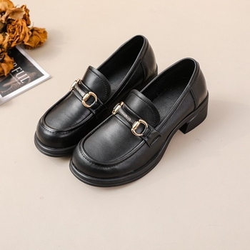 Дамски лофери от кравешка кожа, кръгъл нос, ниско токче до 3 см