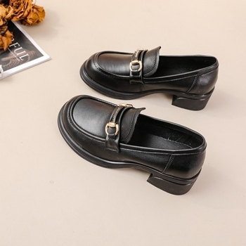 Дамски лофери от кравешка кожа, кръгъл нос, ниско токче до 3 см