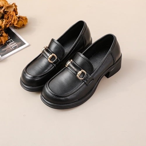 Дамски лофери от кравешка кожа, кръгъл нос, ниско токче до 3 см