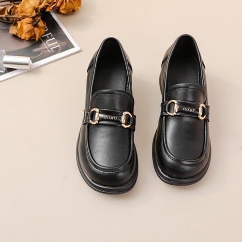 Дамски лофери от кравешка кожа, кръгъл нос, ниско токче до 3 см