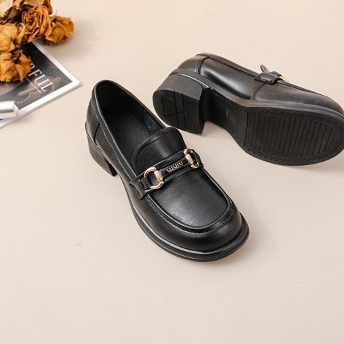 Дамски лофери от кравешка кожа, кръгъл нос, ниско токче до 3 см