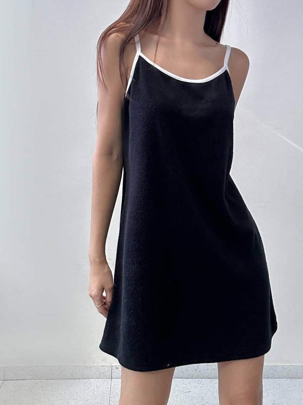 Costum de baie întreg pentru femei, cu pernă la bust, fără mâneci, model cu panouri colorate; material: nailon; 82% poliester, căptușeală poliester 18%.