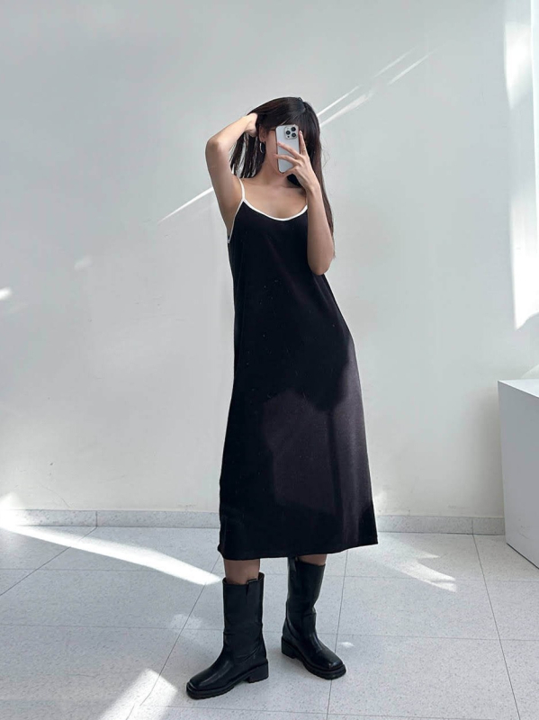 Costum de baie întreg pentru femei, cu pernă la bust, fără mâneci, model cu panouri colorate; material: nailon; 82% poliester, căptușeală poliester 18%.