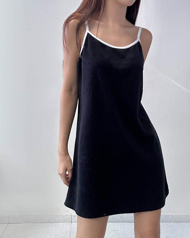 Costum de baie întreg pentru femei, cu pernă la bust, fără mâneci, model cu panouri colorate; material: nailon; 82% poliester, căptușeală poliester 18%.