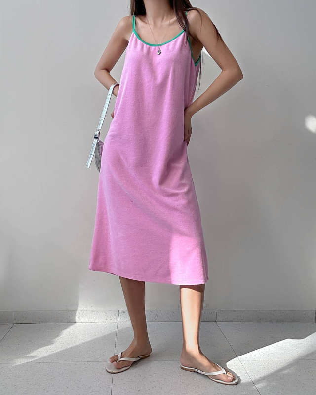 Costum de baie întreg pentru femei, cu pernă la bust, fără mâneci, model cu panouri colorate; material: nailon; 82% poliester, căptușeală poliester 18%.