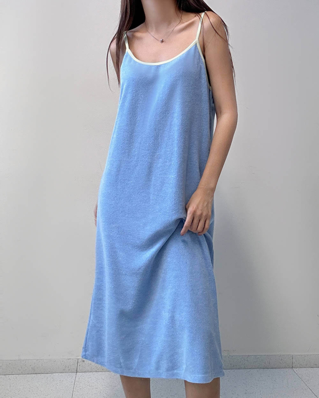 Costum de baie întreg pentru femei, cu pernă la bust, fără mâneci, model cu panouri colorate; material: nailon; 82% poliester, căptușeală poliester 18%.